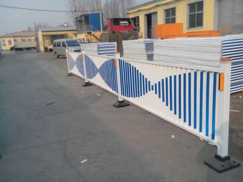 市政围栏广泛使用于市政工程,道路,工厂,开发区,园林广场等场所的道路